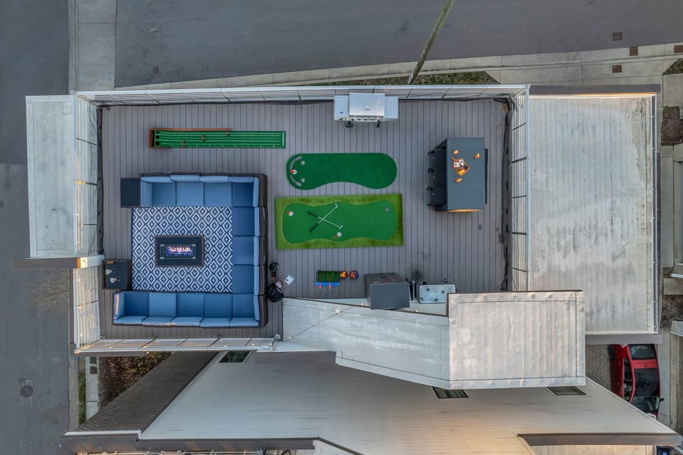 4th Floor: Private 600-square-foot rooftop deck and 360-degree views of Downtown Nashville with outdoor games, BBQ, cooler, plus outdoor seating.