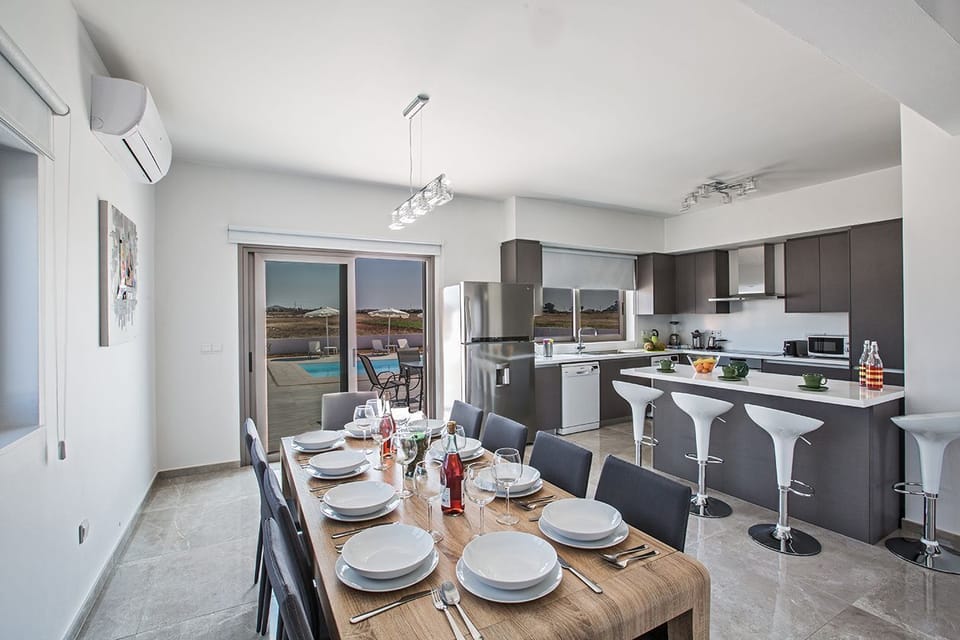 Kitchen and dining area with access to the garden
