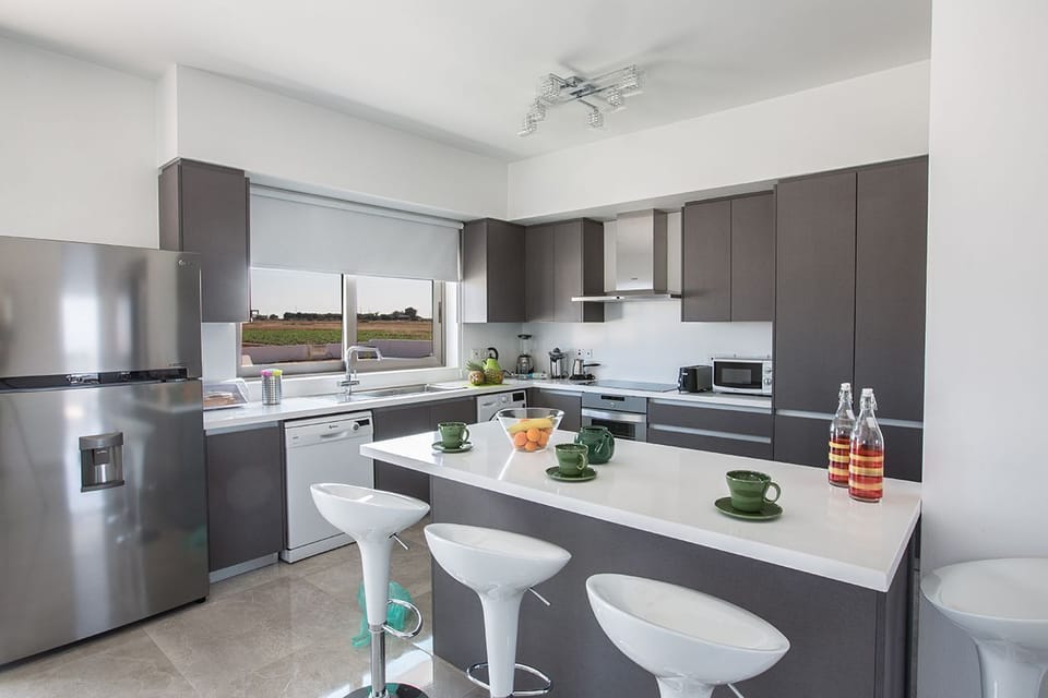 Fully equipped kitchen complete with island and extra seating for 4 people