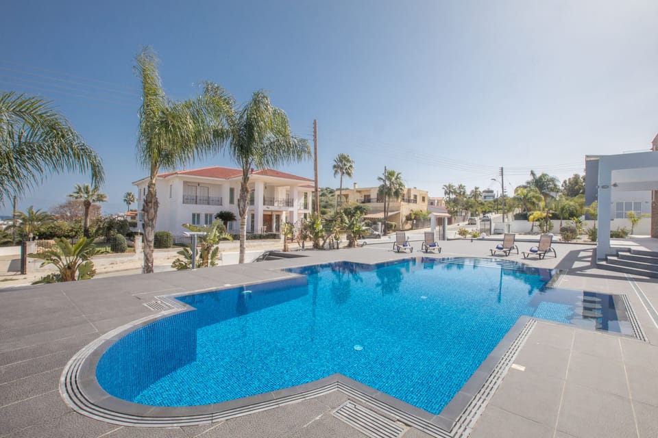 Large Garden with barbecue, seating area, sunloungers, shower and private pool