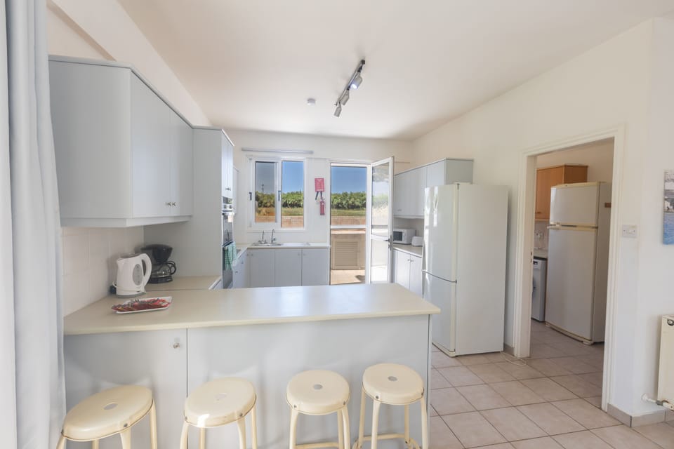 Kitchen complete with island with extra seating for 4 people