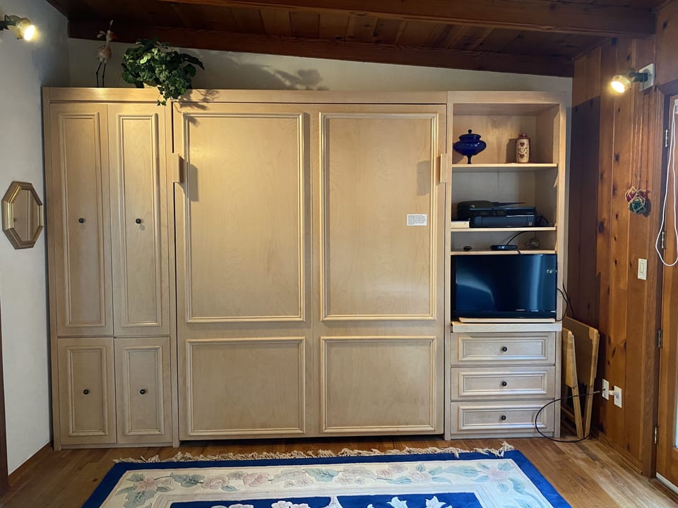 Queen murphy bed
Bedroom 3