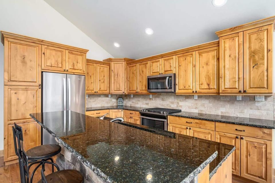 Full kitchen with breakfast bar.
