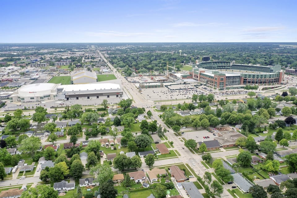 An easy 10 minute walk to Lambeau Field or the Resch center. Also within easy walking distance of some of the areas best sports bars (Stadium View, Anduzzis, The Bar, D2)