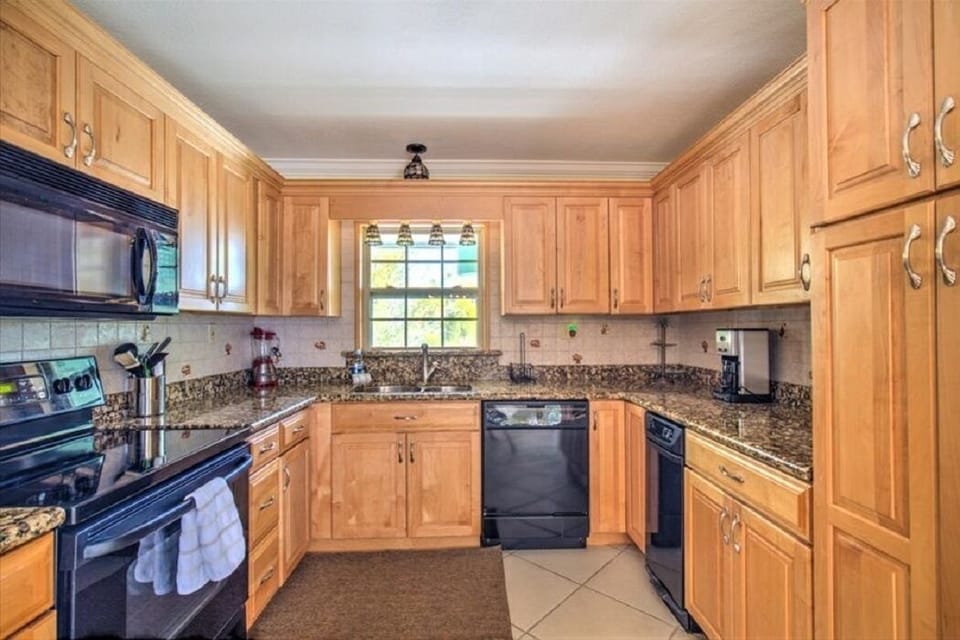 Kitchen with stove, fridge, microwave and dishwasher 
