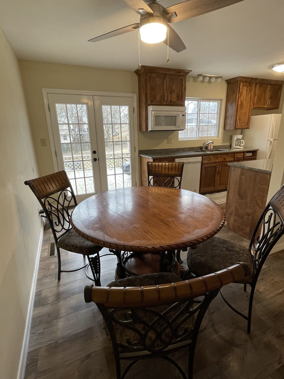 Dining area seats 4