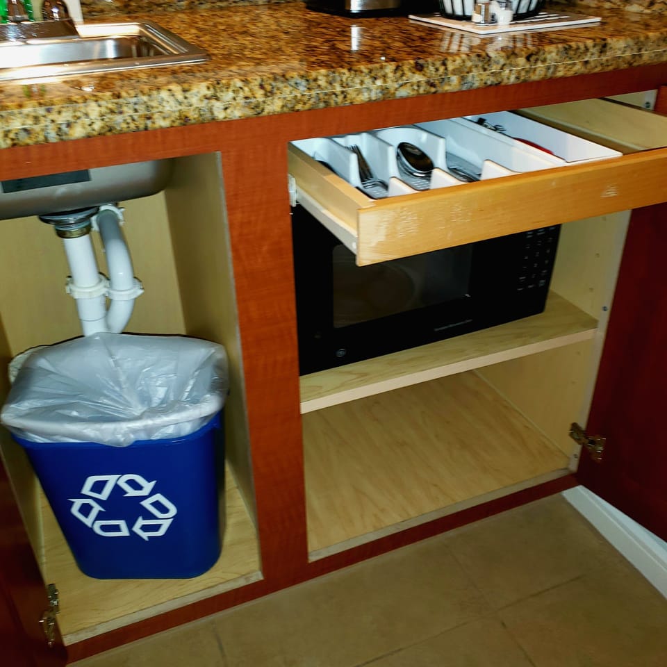 Recycling bin, microwave, silver.
