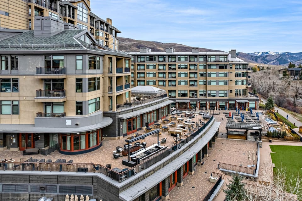resort outdoor dining
