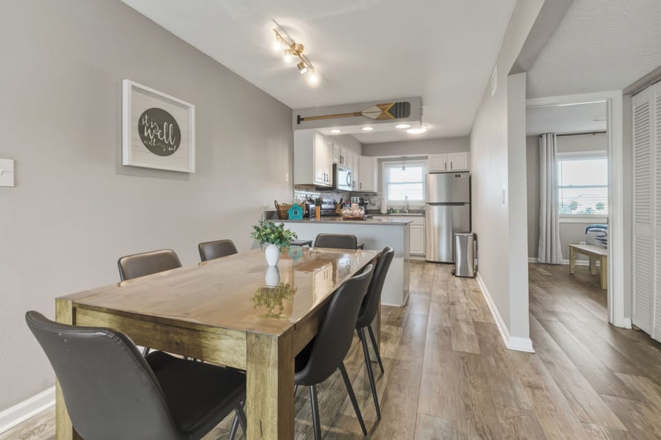 Dining seating for six plus two barstools