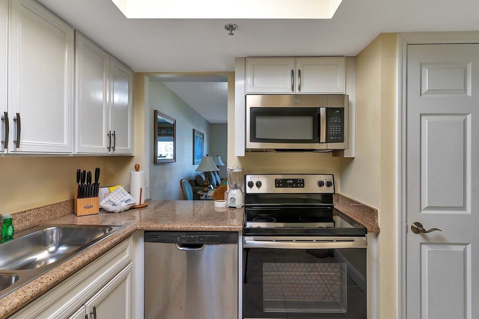 Full Kitchen with Microwave, Stove, Oven, Dishwasher