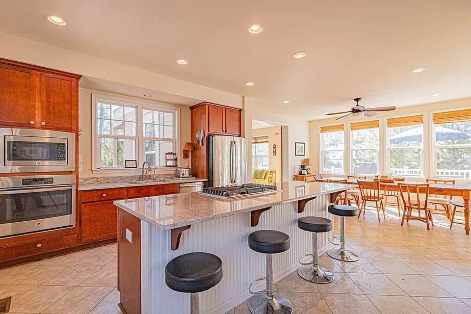 Open floorplan, perfect for conversations!