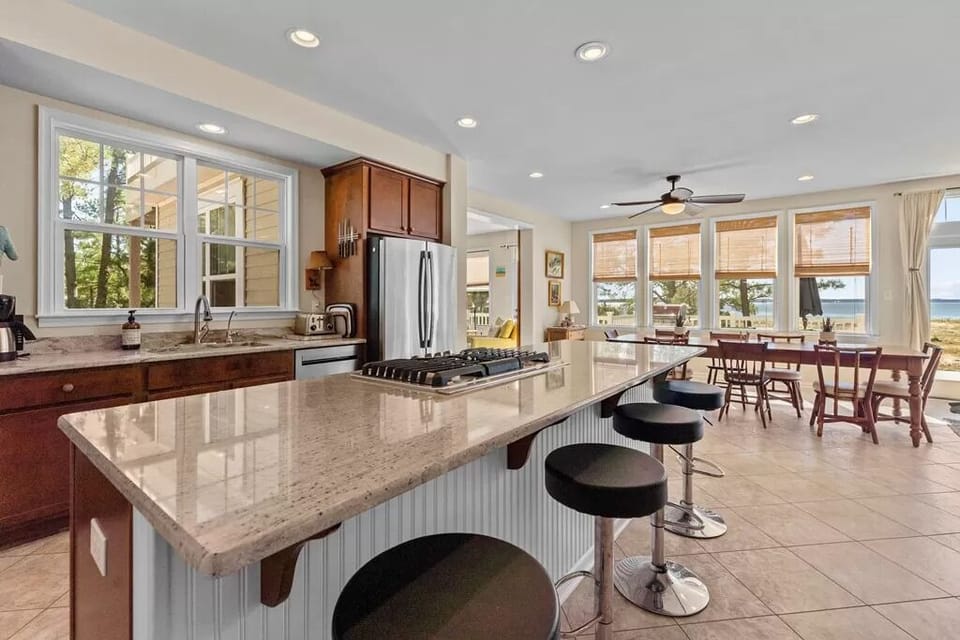 open floor plan between kitchen and dining room
