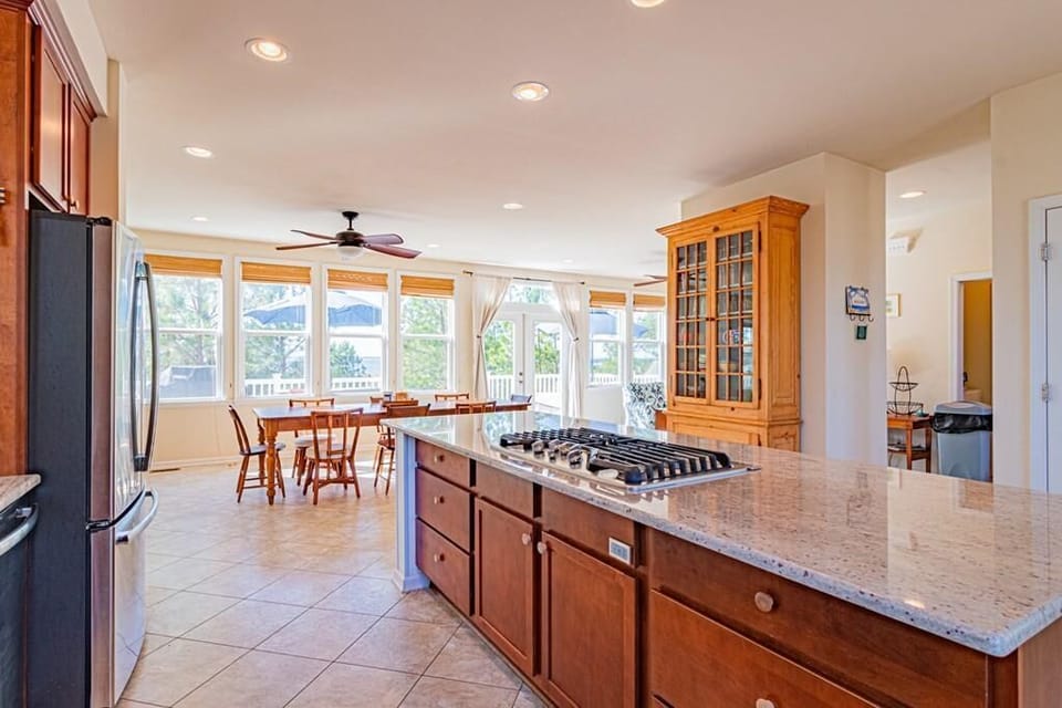 Kitchen with eat-in dining area