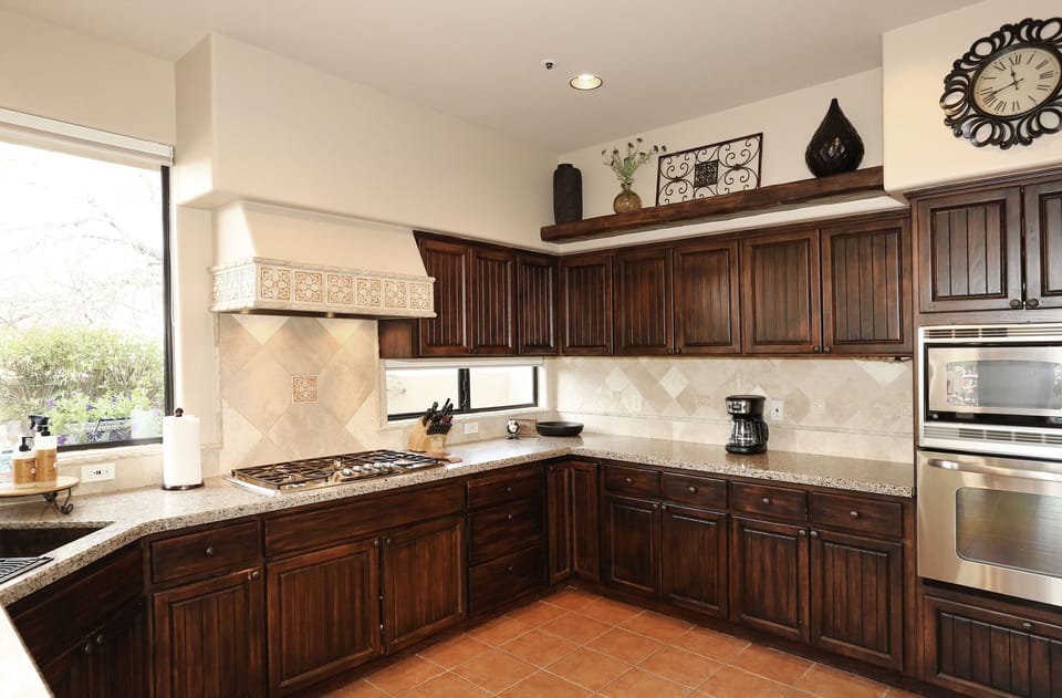 FULLY  stocked, bright kitchen!
