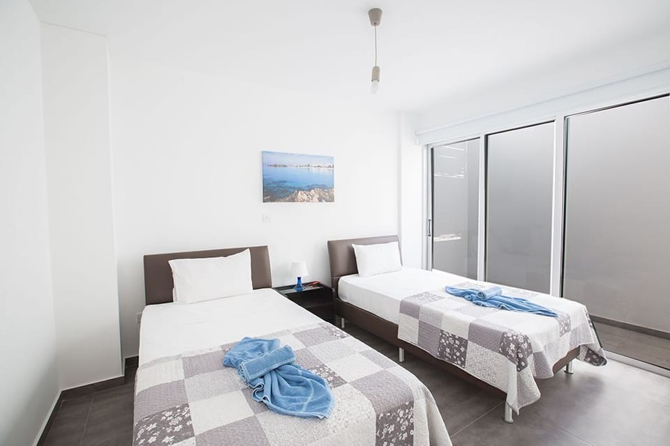 Bedroom 5, lower ground floor with two single beds