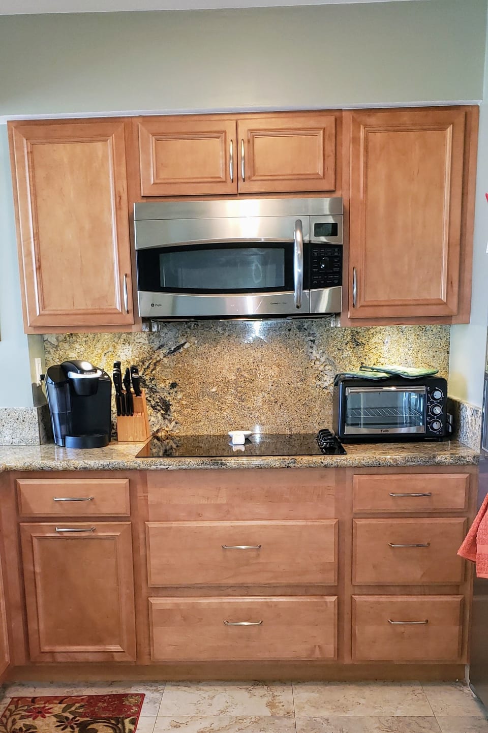 Soft close cupboards. Fully equipped kitchen.