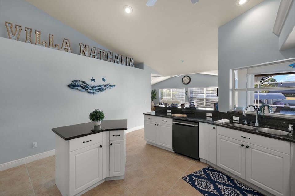 Kitchen w/ Island