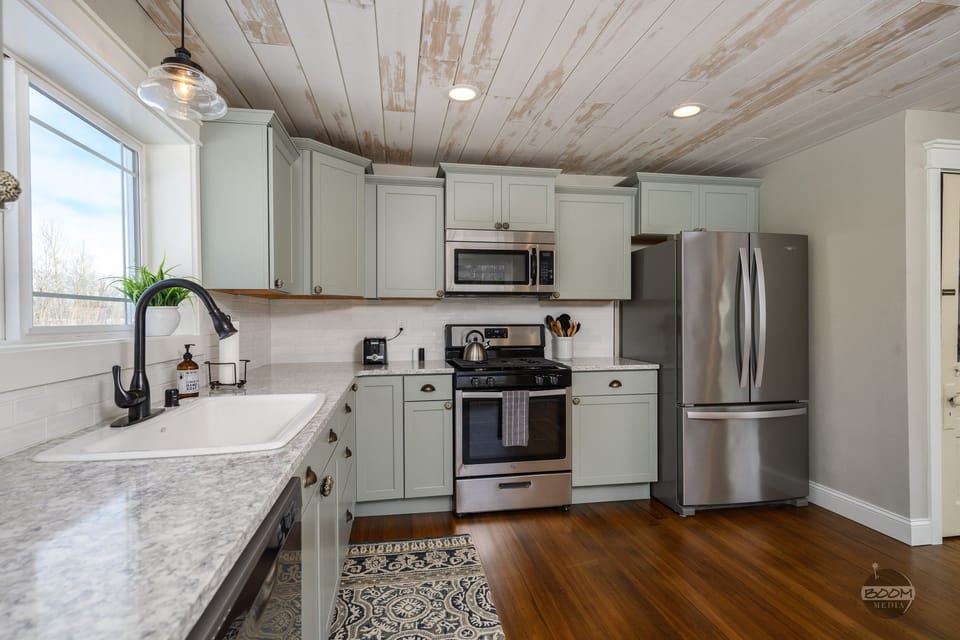 Quartz Counters, Soft-close Cabinets & SS Appliances