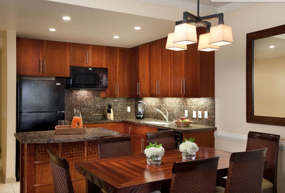 Full Kitchen on 1-Bdrm side of Lockoff.