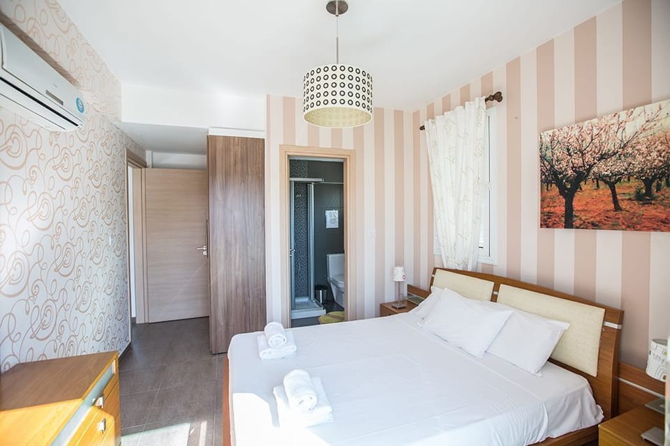 Bedroom 2 with en suite bathroom, double bed and balcony