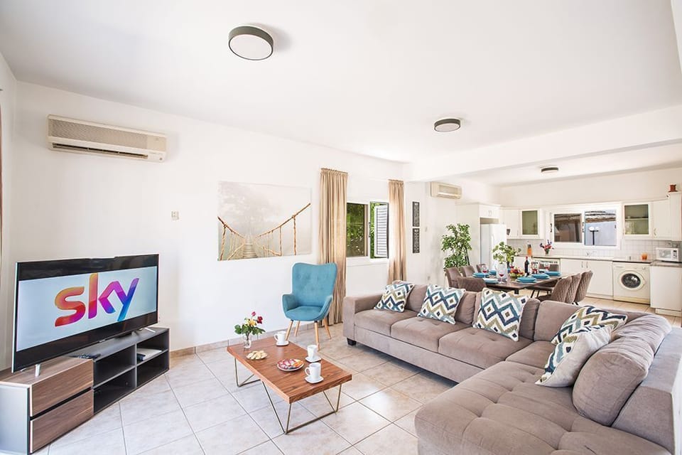 Open-Plan living room, kitchen and dining area