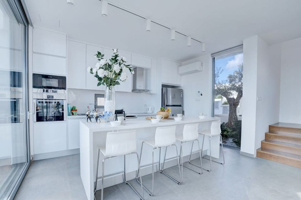Breakfast bar with extra seating for 4 people