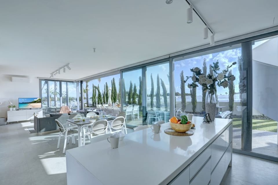 Kitchen with breakfast bar