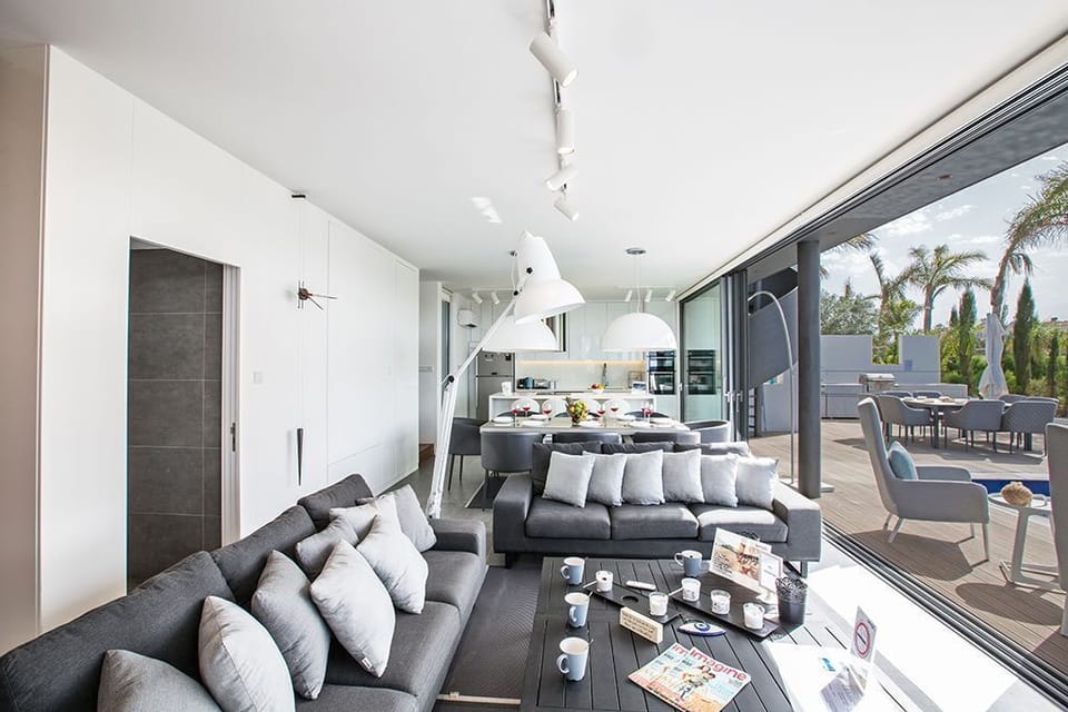 Living room with ample seating 