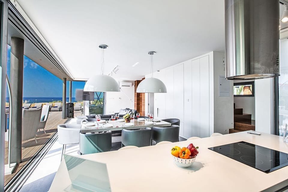Kitchen with breakfast bar