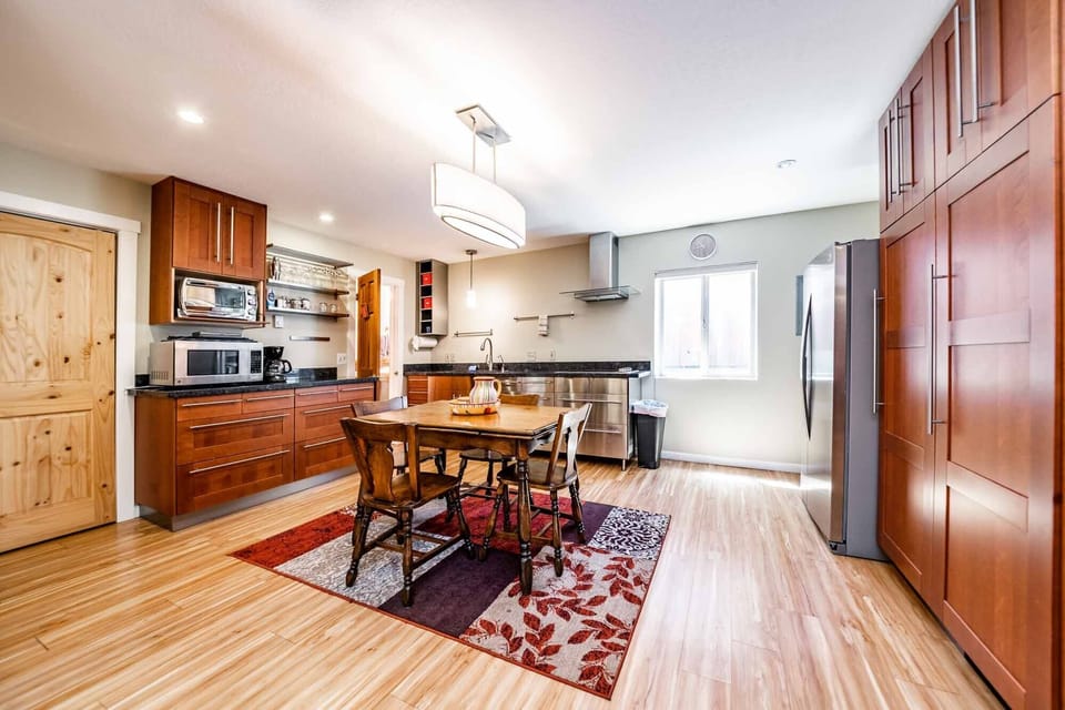 Kitchen and dining area on the bottom floor, with comfortable seating or four.