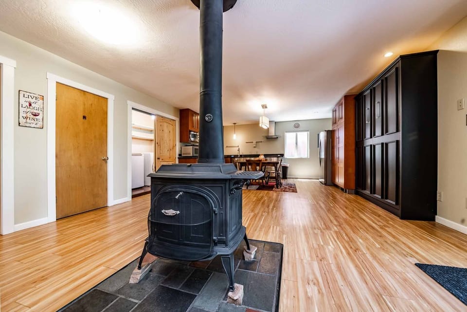 Ample space for the entire group! Stove not available for use.