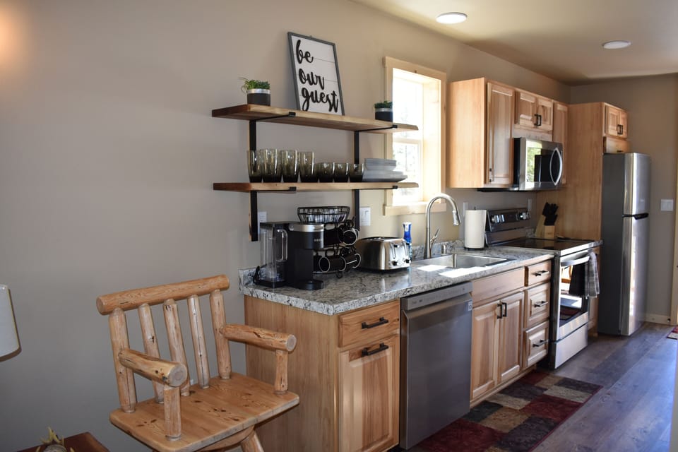 Caribou Cabin full kitchen.