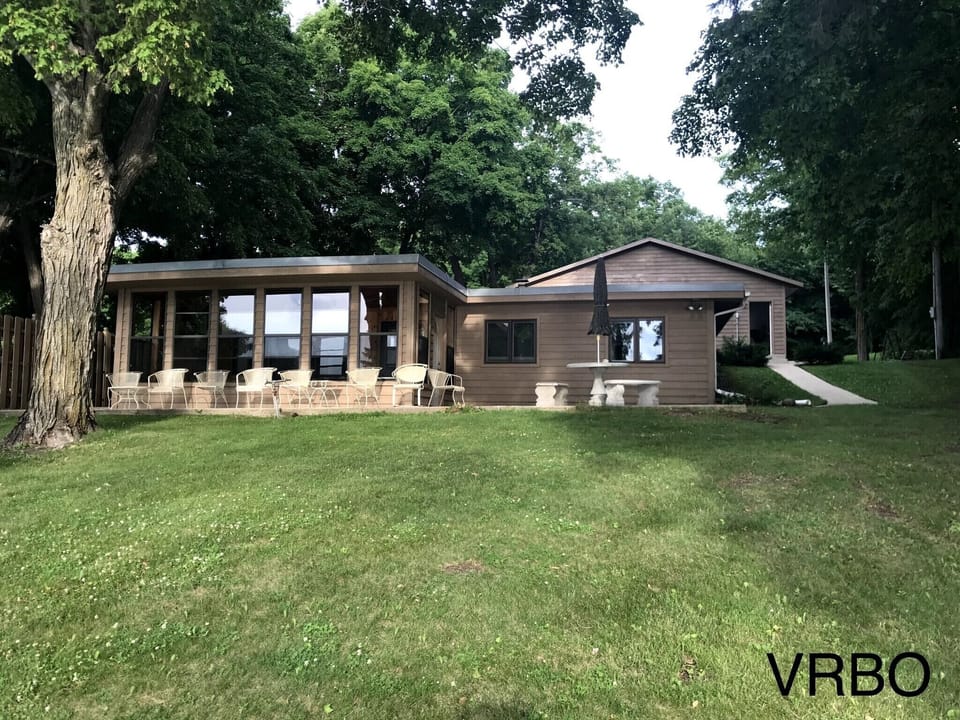 Front of Cabin. Lakeside! 