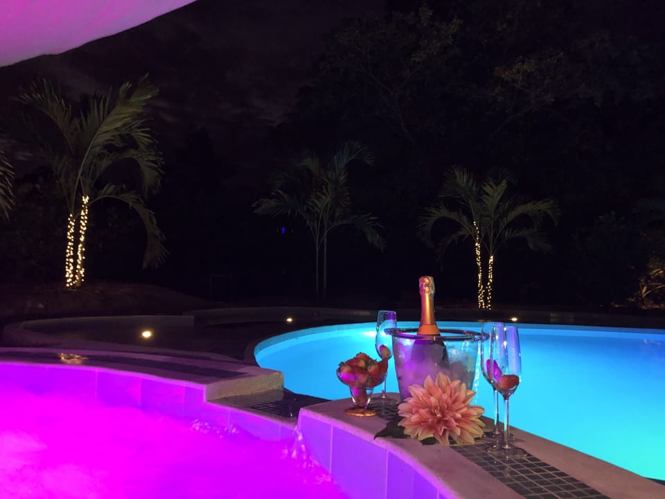 Piscina y jacuzzi con luces Led de colores 