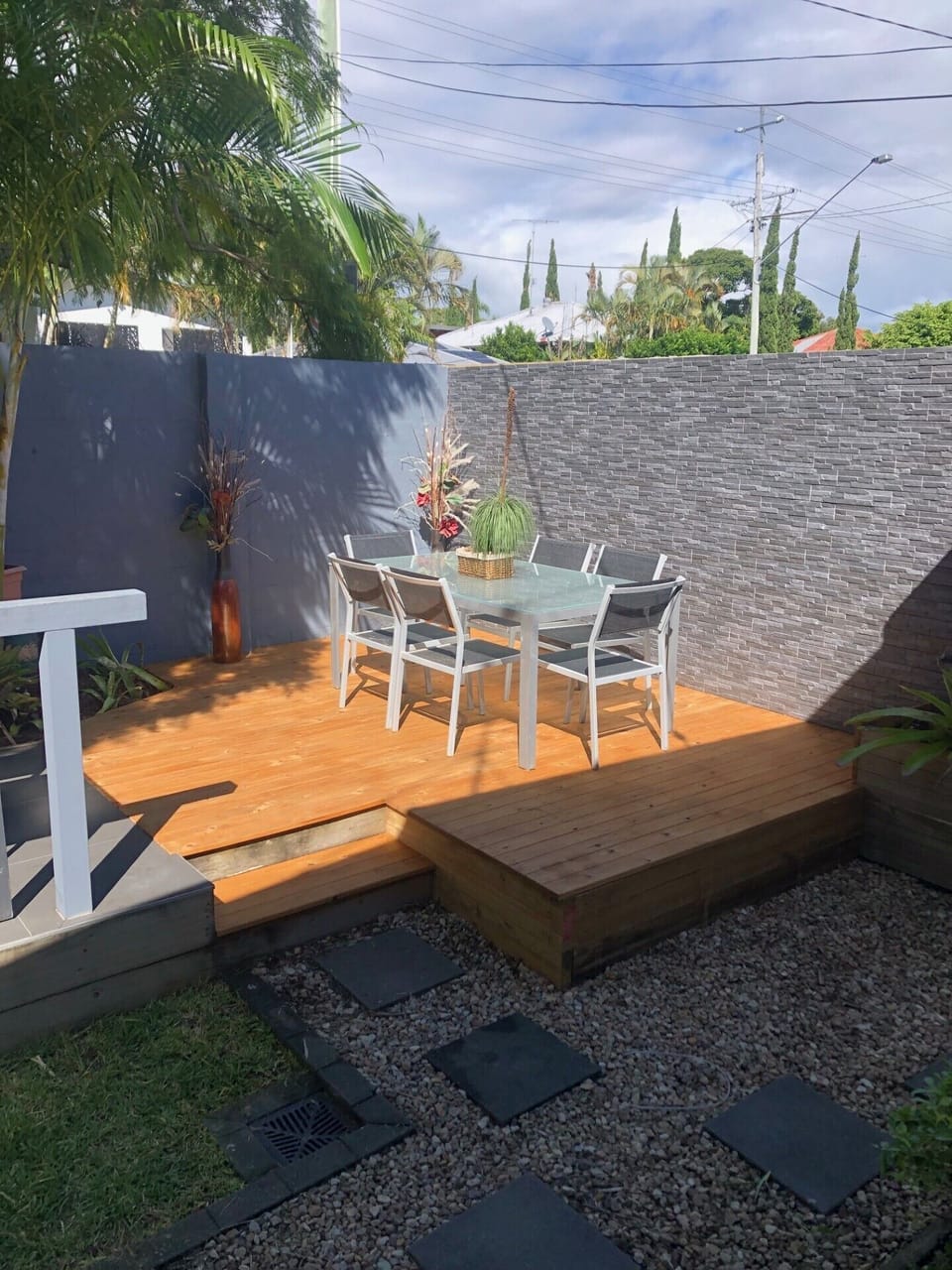 private outdoor dinning area