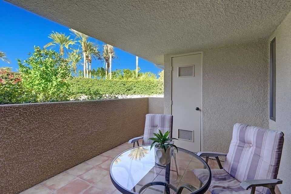 PATIO - Oranj Palm Vacation Homes.jpg