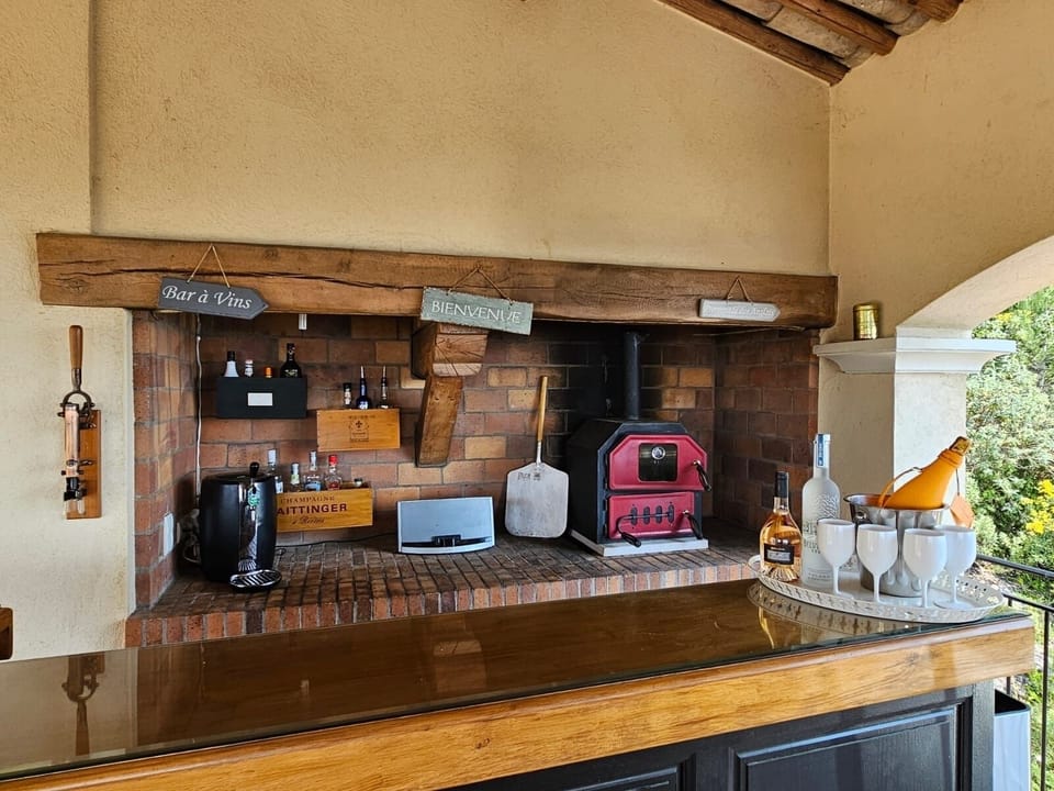 Bar & Pizza Oven