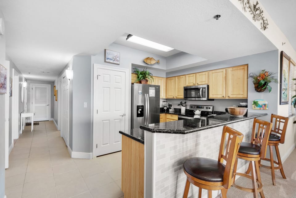 Eat-in bar over looking the kitchen