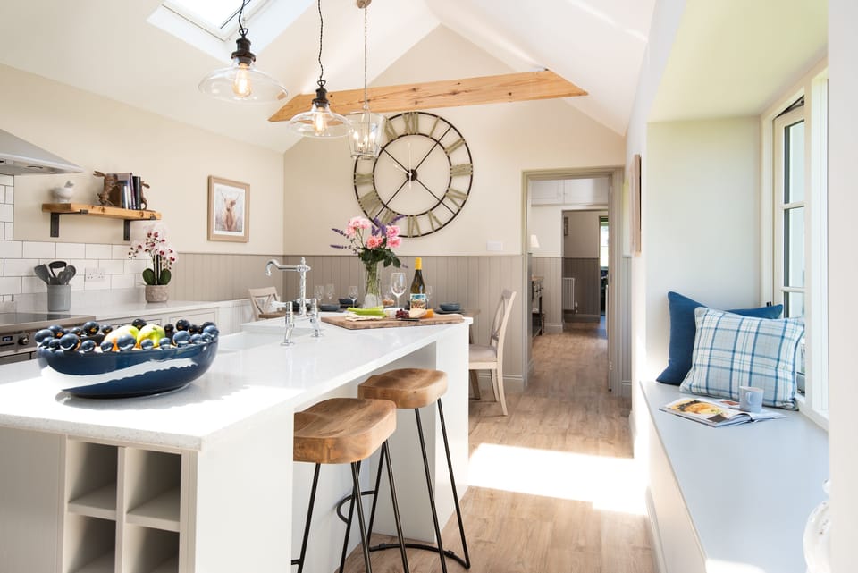 Overview Cottage - kitchen dining area with central island