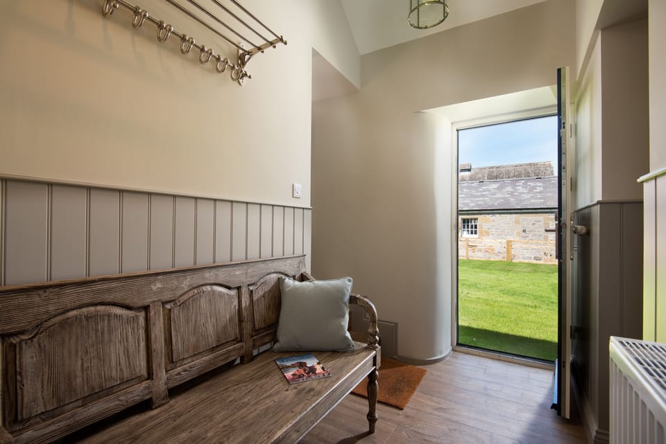 Overview Cottage - entrance hall with bench seat and hanging rail