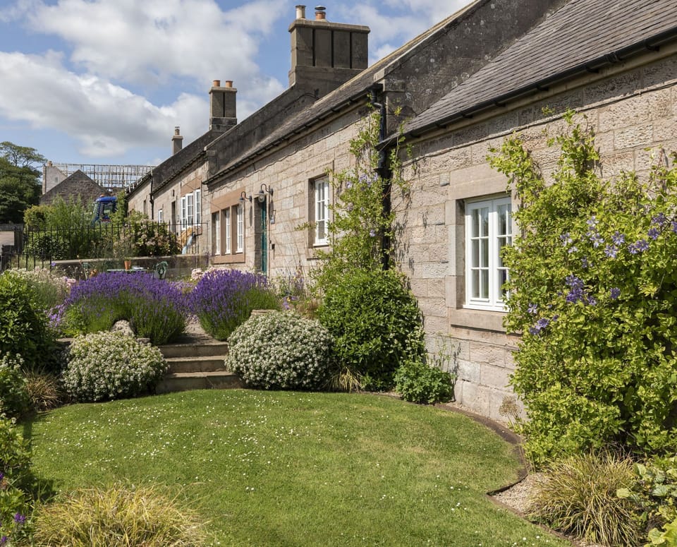 Farm Cottage - front enclosed lawn area