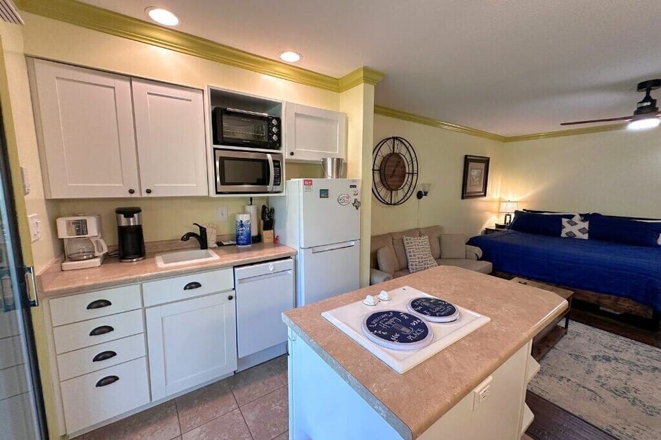 Kitchenette with everything you need to cook at home.