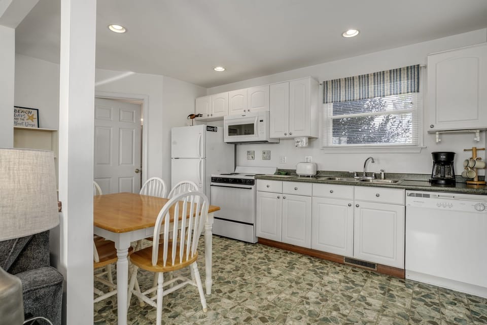 Kitchen/Dining Area