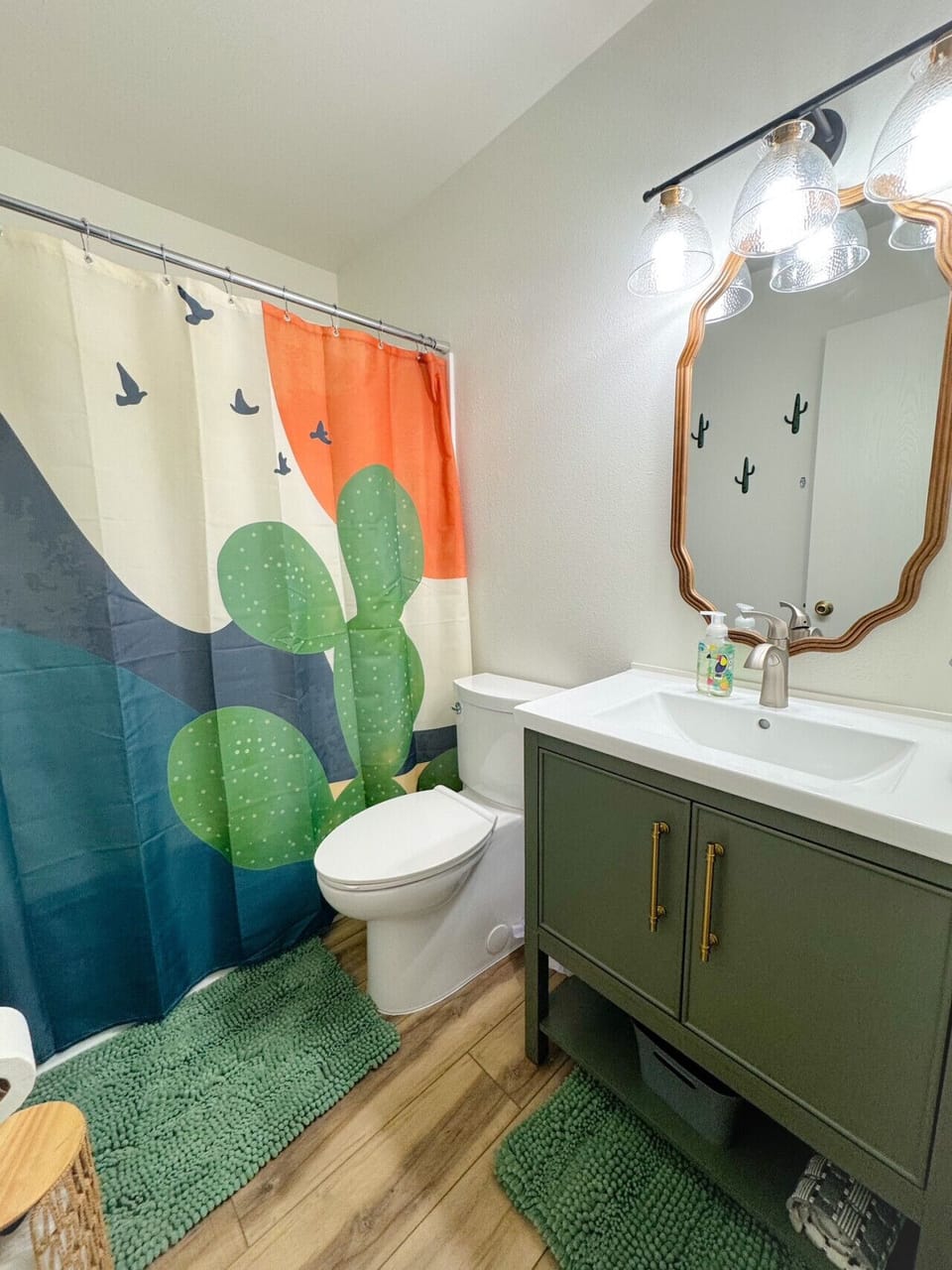 Fully remodeled bathroom with tub/shower combo