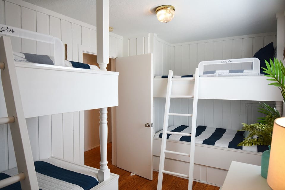 Bunk room with 4 twins!