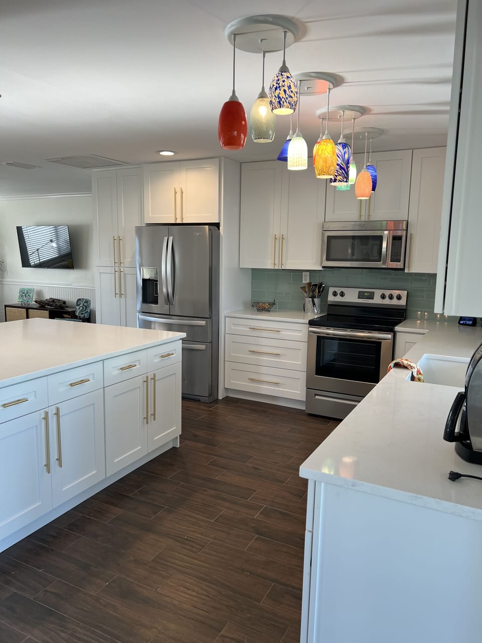 Light and bright fully equipped kitchen.