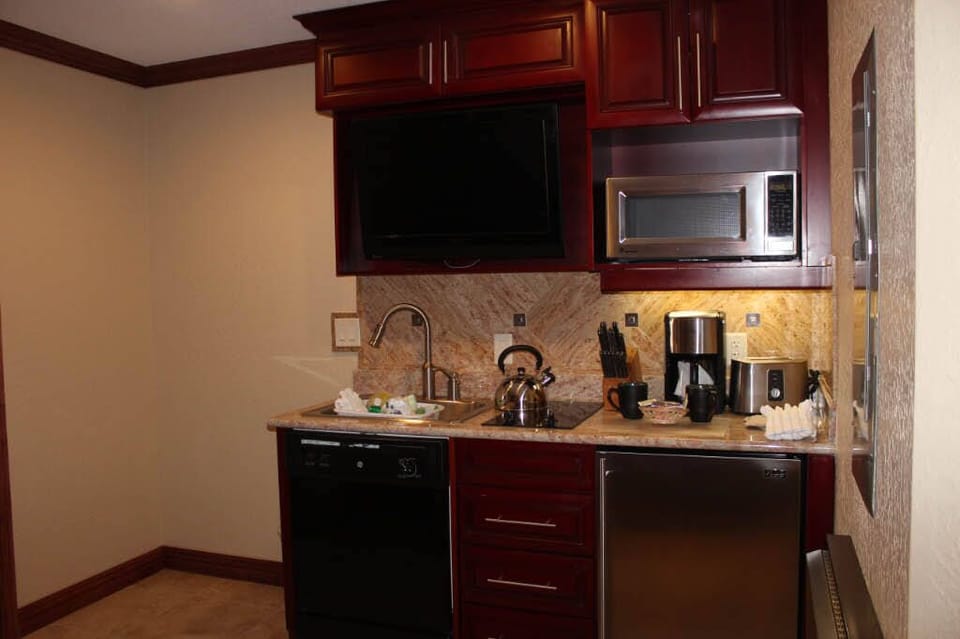 Mini kitchen in Suite C