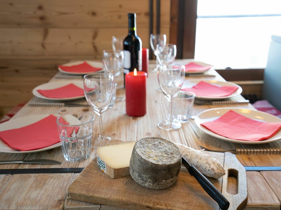 Tableware, Table, Furniture, Dishware, Stemware, Drinkware, Textile, Plate, Wine Glass