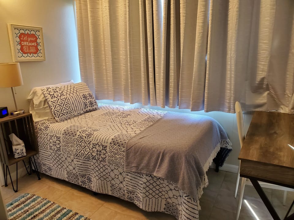3rd. bedroom with two twin beds.