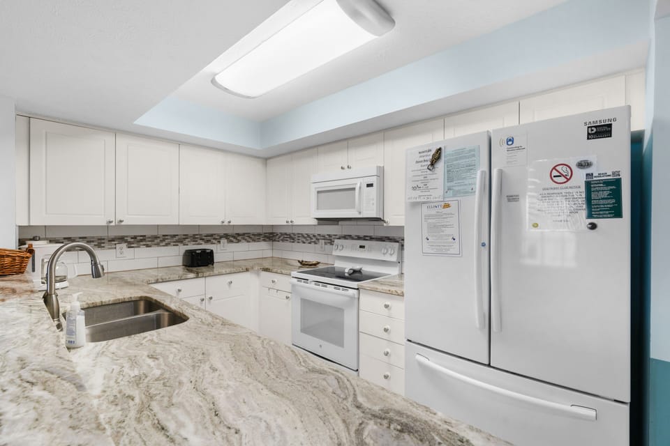Fully equipped kitchen & plenty of counter space to help make meal prep a snap.